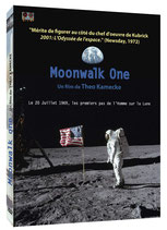 Le DVD du documentaire Moonwalk One et les badges Apollo
